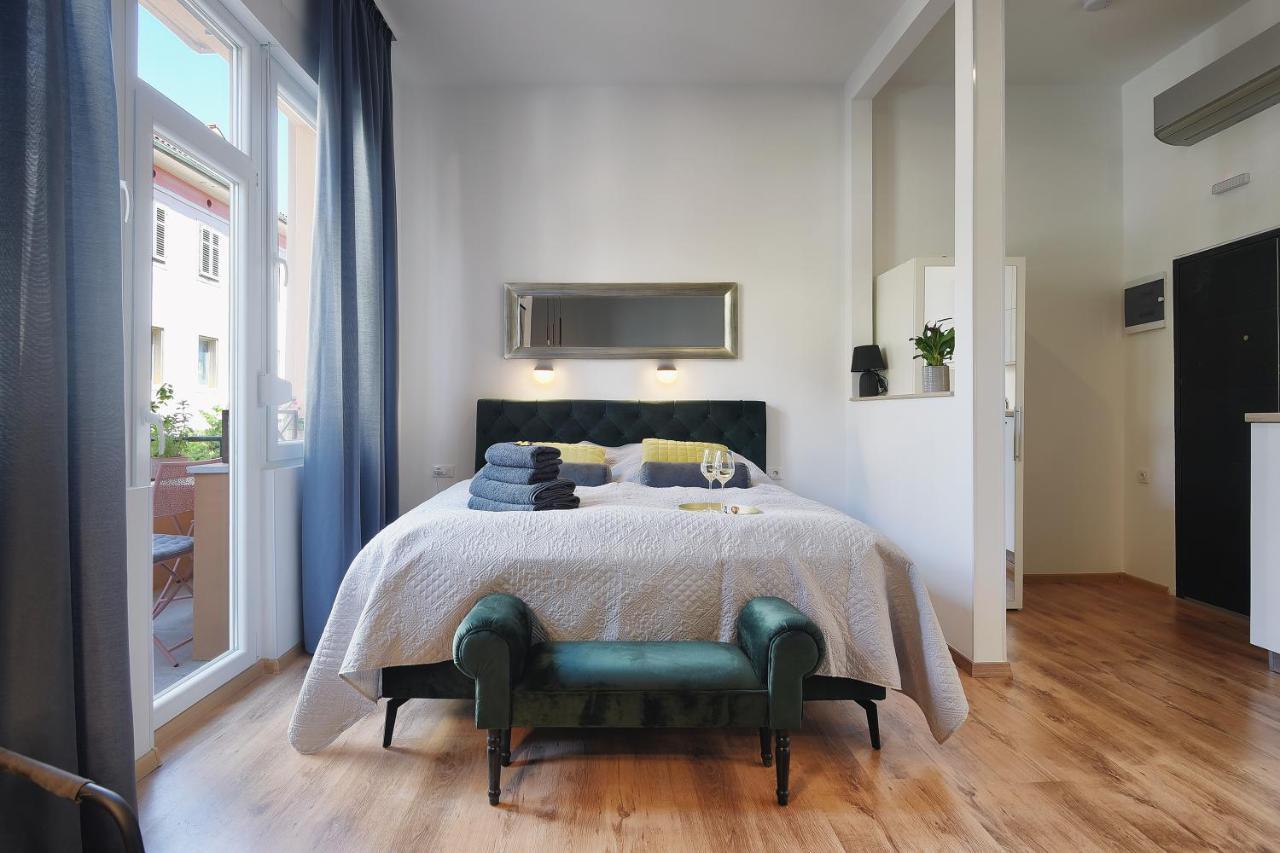 E&F Luxury Apartments พูลา ภายนอก รูปภาพ