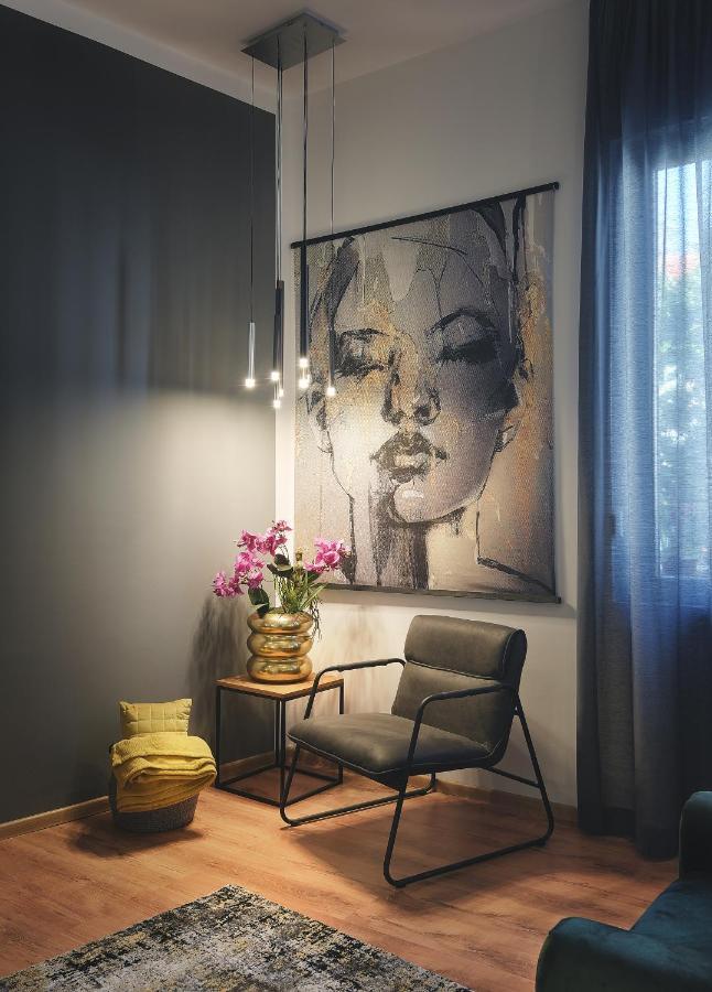 E&F Luxury Apartments พูลา ภายนอก รูปภาพ